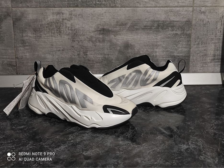 Adidas Yeezy 700 MNVN