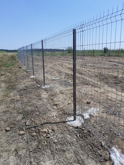 Executăm la comanda clientului garduri și porți împrejmuiri terenuri
