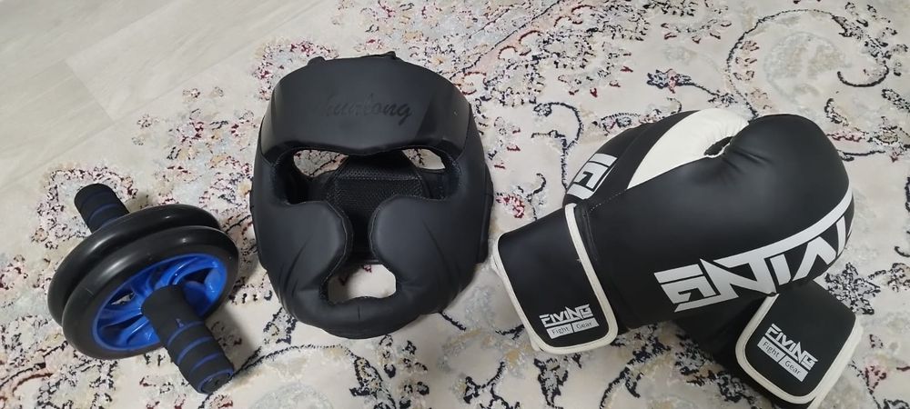 Шлем, перчатки для бокса