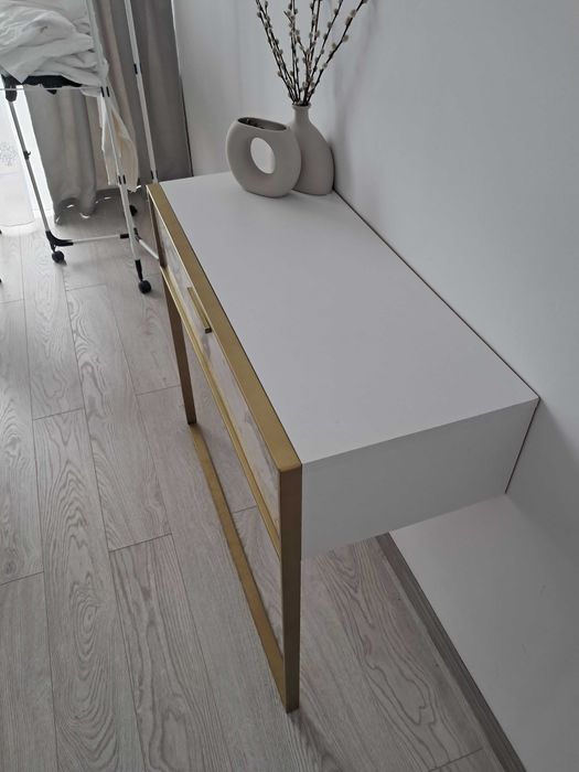 Consola comoda dormitor