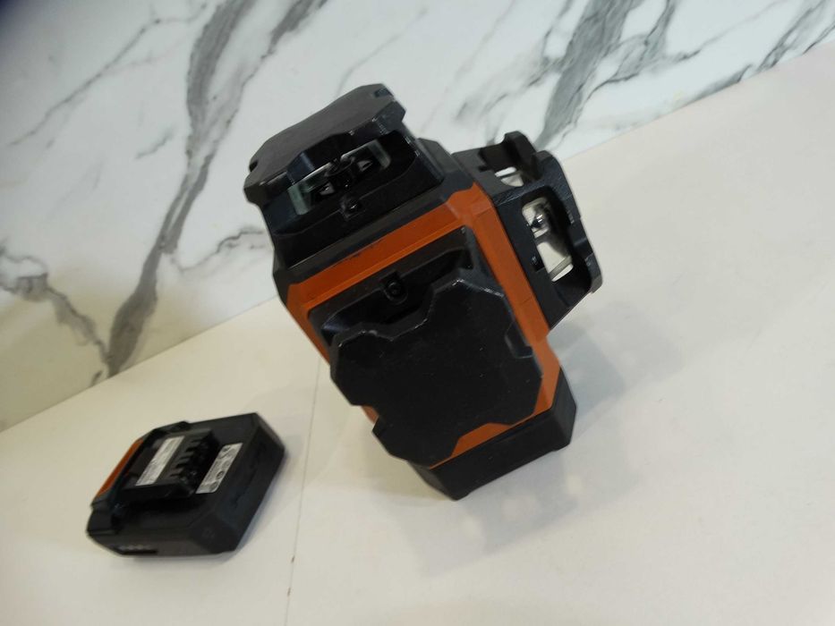 Резервиран Hilti PM 30 MG - 3D Линеен лазерен нивелир