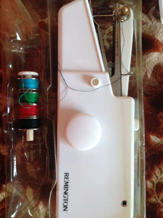 vând mașina de cusut manuala Remington noua