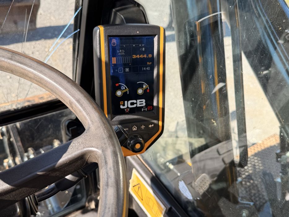 Excavator JCB pe roti