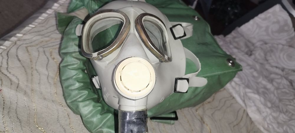 Противогаз изолирующий ИП-4М