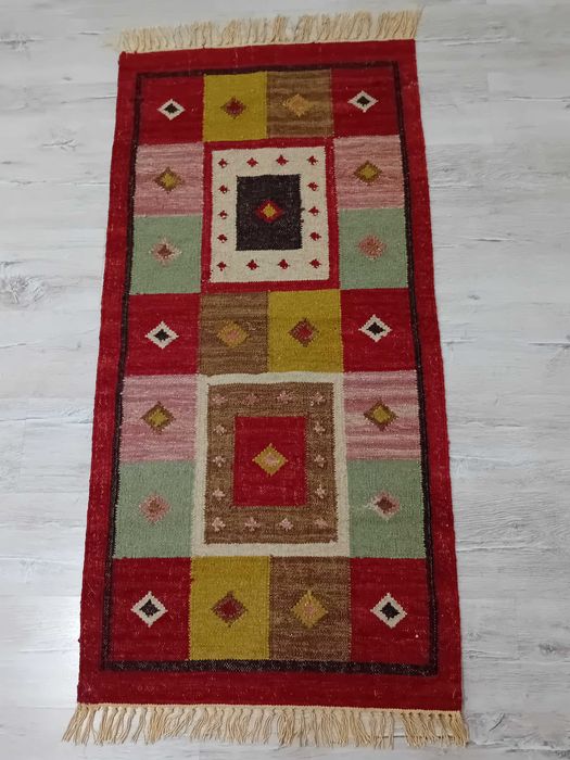 Covor țărănesc cu model şi franjuri lucrat manual, din lână și iută