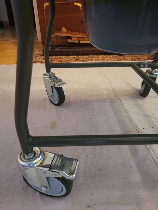 Scaun tip wc cu otita detașabilă, roti și suport pentru picioare.