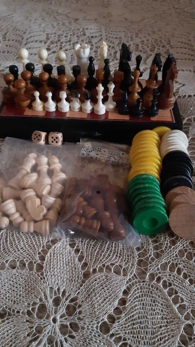 Фигури пулове зарове шах и  Табли  25/12 см 21/11 см 20/10см