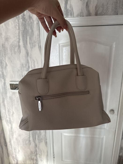 Сумка бочонок, вместительная.