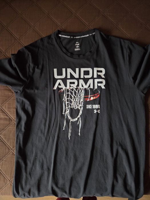 Продавам тениска under armour