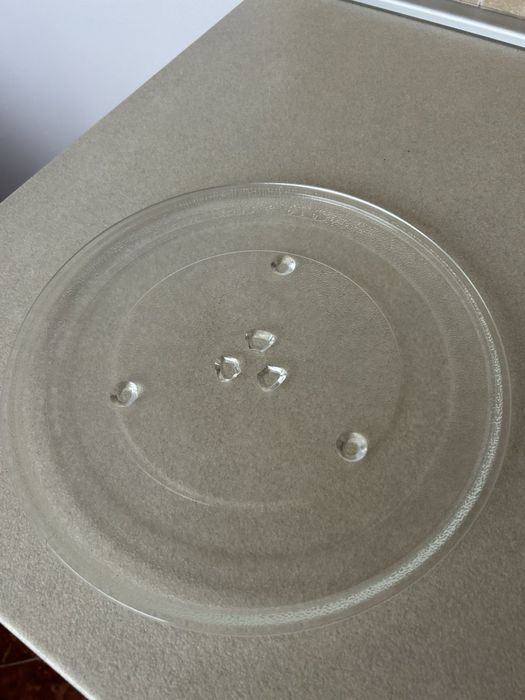 Чиния за микровълнова фурна.