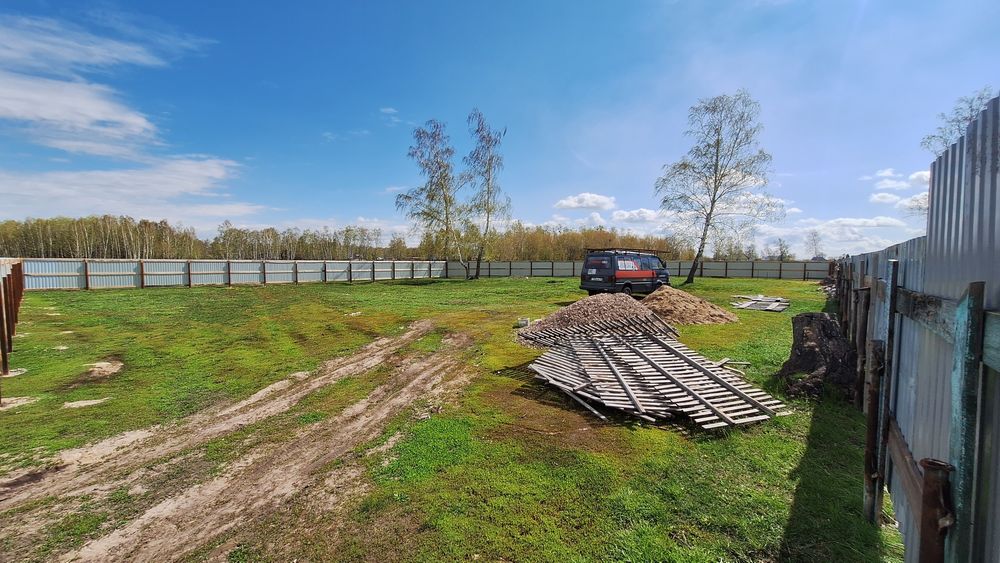 Участок с постройкой