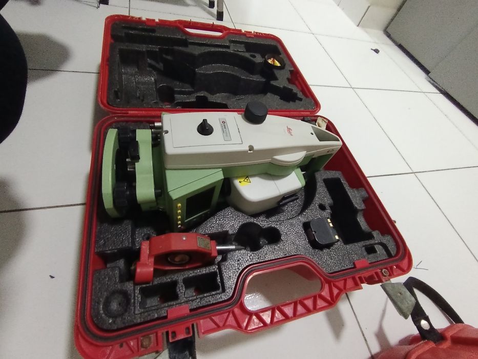 Тахеометр Leica в комплекте.