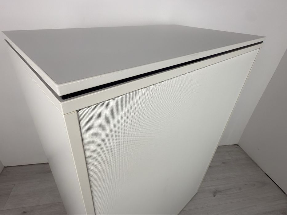 Шкаф етажарка бяла Акустична ролетна щора и акустичен заден панел;