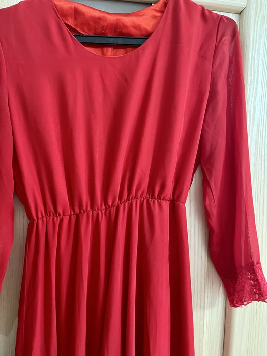 Сырға салу қызыл көйлек платья