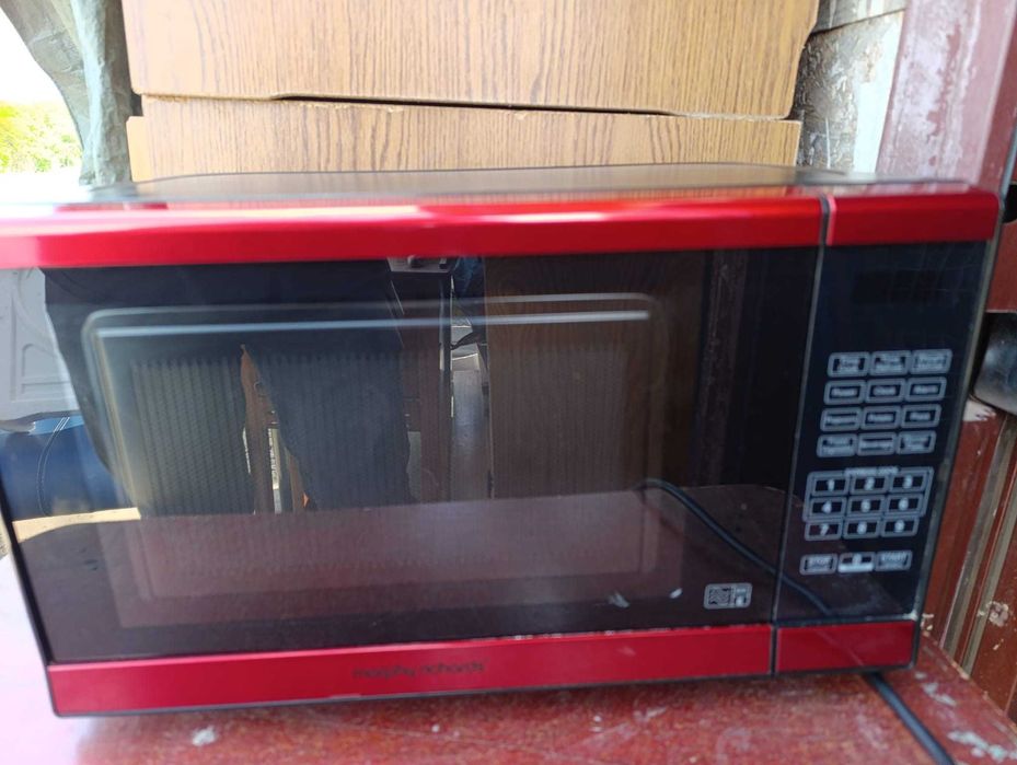 Cuptor cu microunde Morphy Richards roșu – ca nou, ieftin