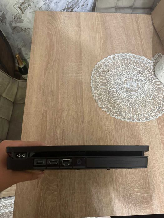 PlayStation 4 Slim 500 GB + 5 Jocuri + 2 Controller + statie de incarcare Controller