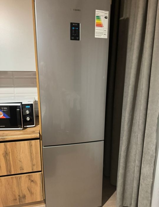 Холодильник Samsung