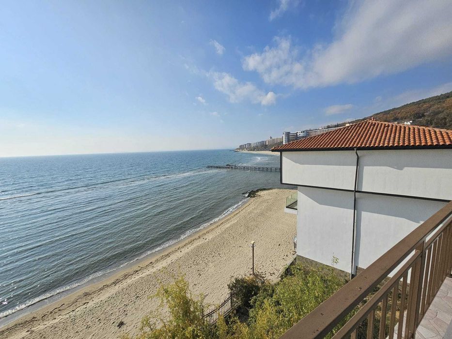 Просторен тристаен апартамент с фронтална гледка море, Първа линия