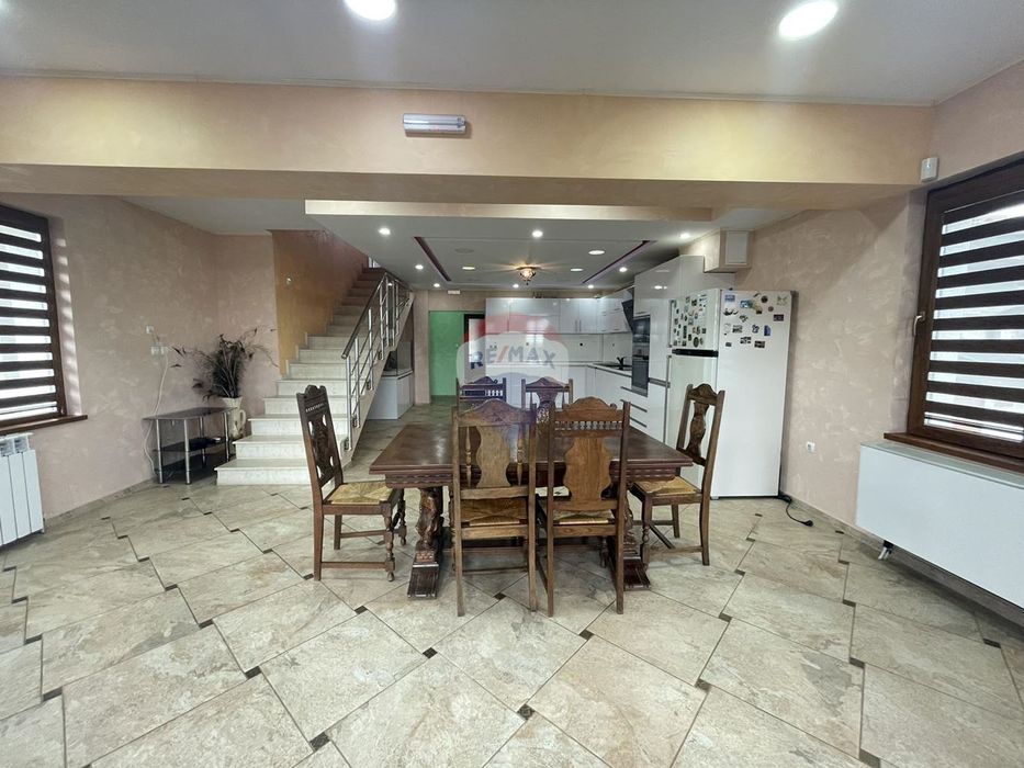 Дава се под наем Къща в Аксаково - 290 кв.м за 766 € - Снимка #3