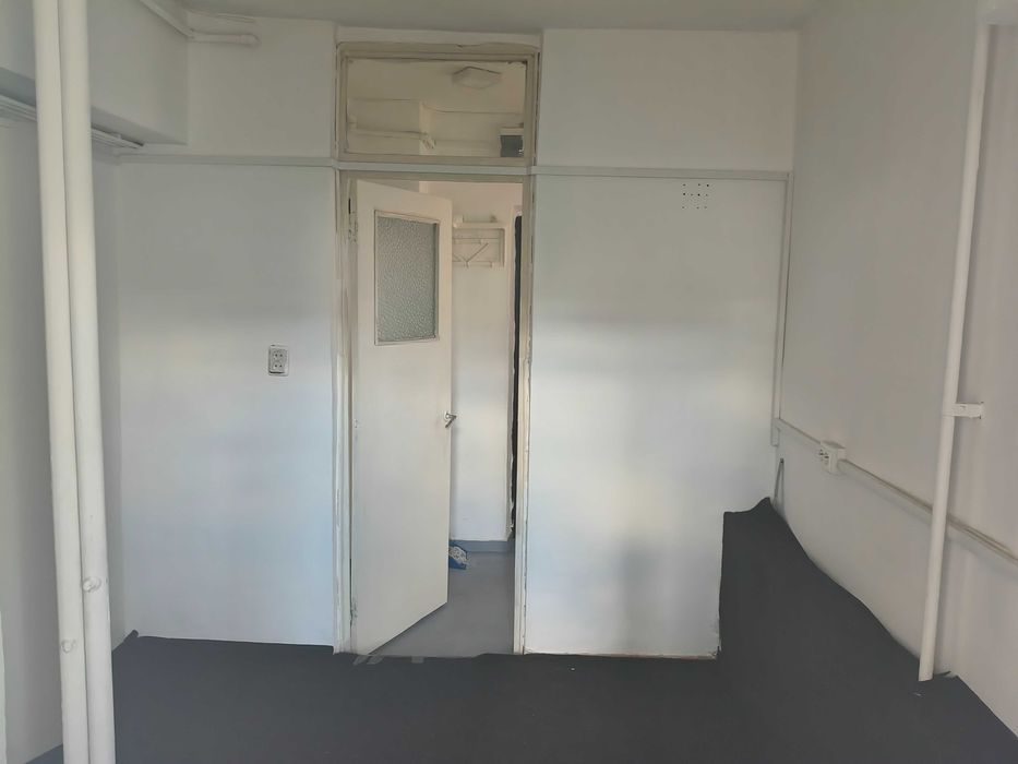 Garsonieră nemobilată de închiriat, zona Tribunal Dâmbovița