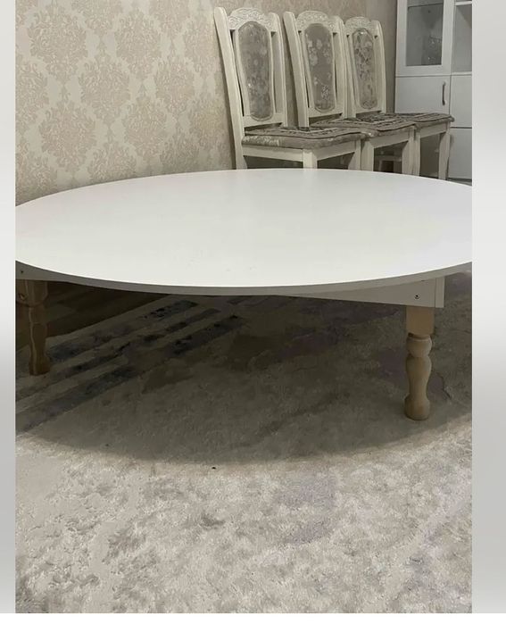 Домалақ ақ түсті жер стол