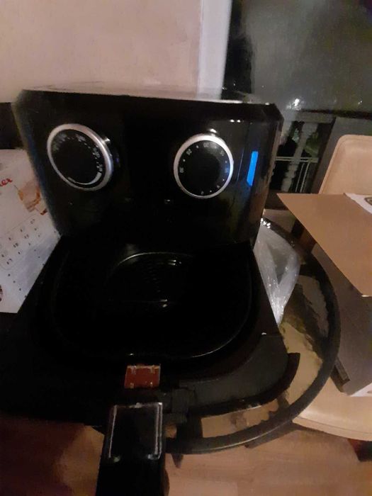 Продавам фритюрник air fryer чисто нов без мазнини