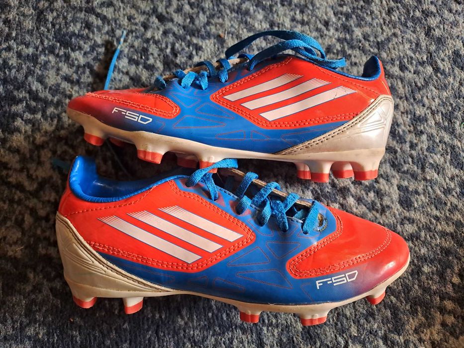 Детски бутонки за футбол Adidas traxion 33 номер