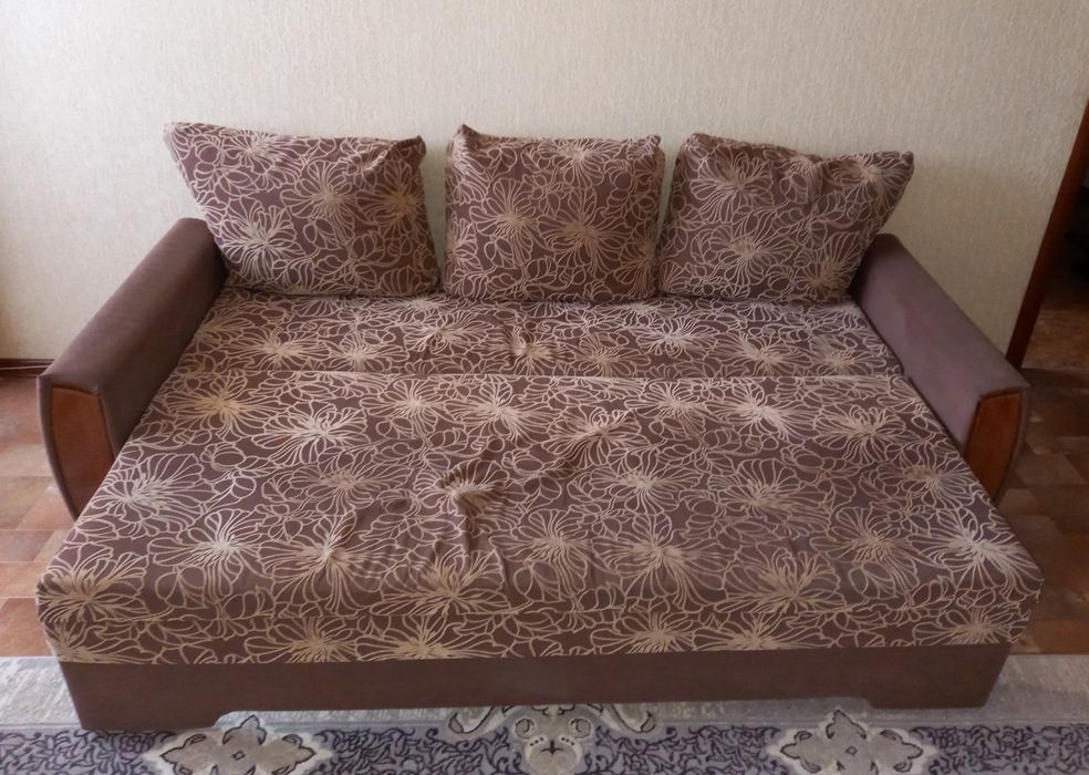 Диван для гостинной.