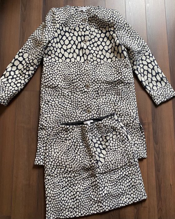 Комплект от леко палто с къса пола Guy Laroche