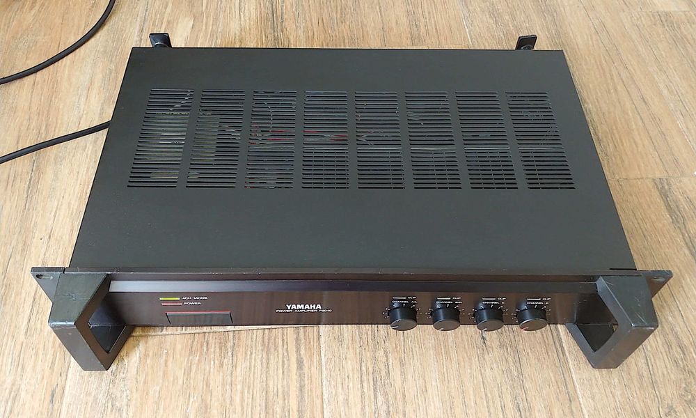 Yamaha P2040 power amplificator studio pentru monitoarele Yamaha NS-10m