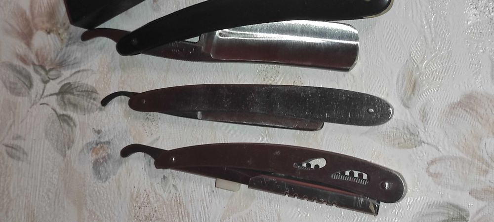 -  vand  brici briciuri pt. barbierit pt. colectie / panoplie etc  cele din poza  pret 200 ron 3 bucati