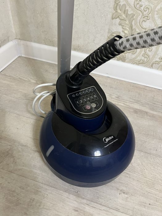 Паровый утюг Midea