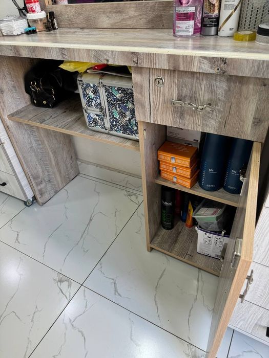 Продается парикмахерский  столик. В хорошем состояние.