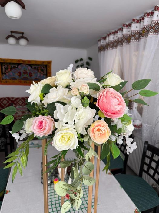 Atanjamente florale de vanzare + stalpi