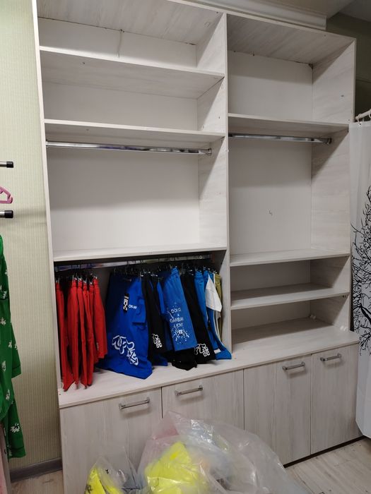 Мебель для магазина одежды