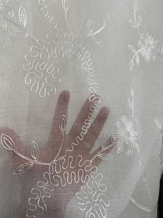 Vand perdea noua din in cu margarete cusute cu fir de matase