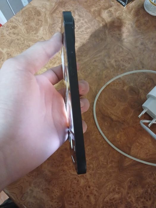 Продам Айфон 13