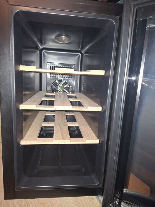 Racitor de vinuri, 8 sticle, H.Koenig, AGE8, negru
Cod produs: AGE8