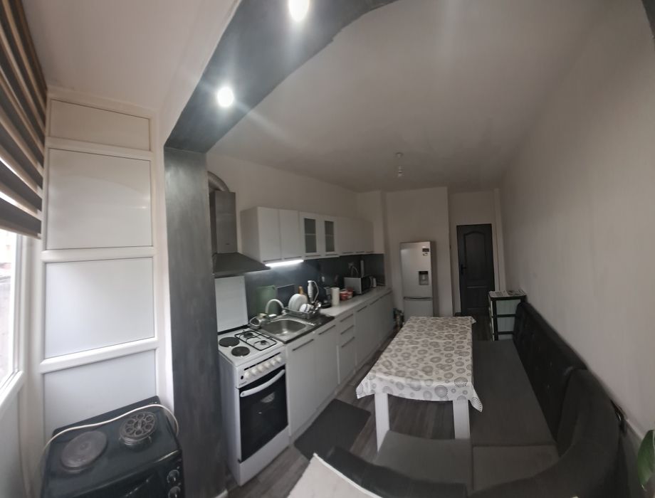 Продава се Четиристаен апартамент в Добрич, Център - 95 кв.м за 1155 €/кв.м - Снимка #2