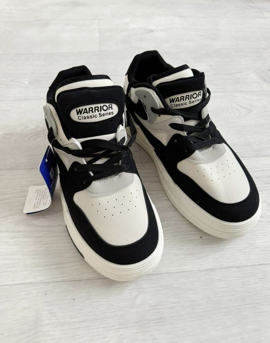 Продам кроссовки универсальные 42 размер