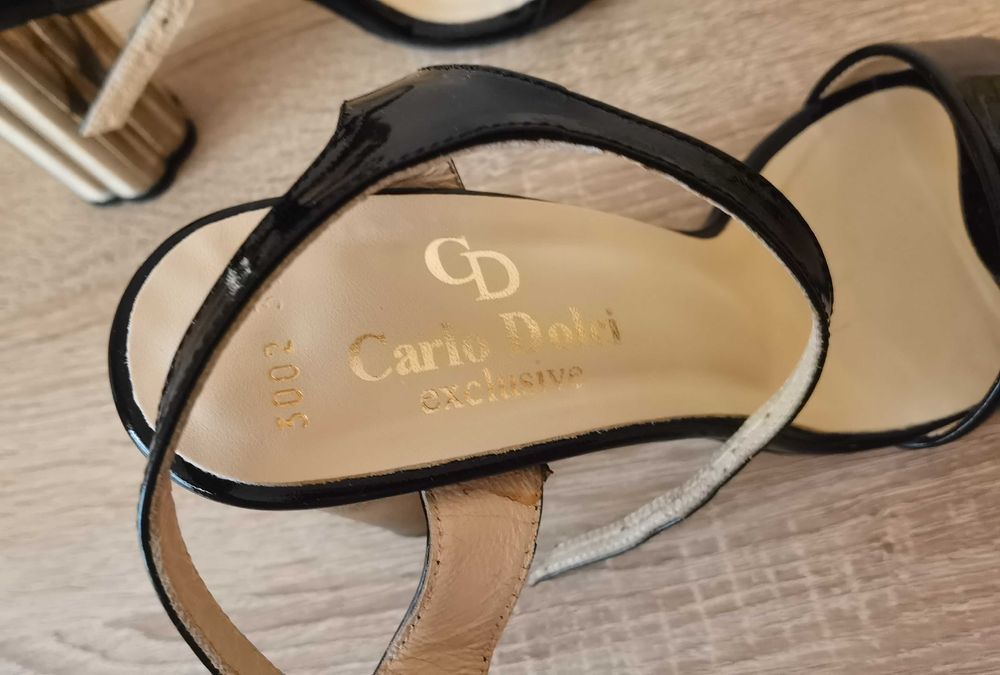 Sanda neagra eleganta