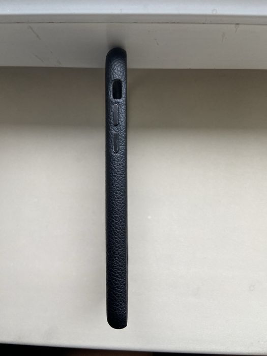 продается чехол на айфон 11