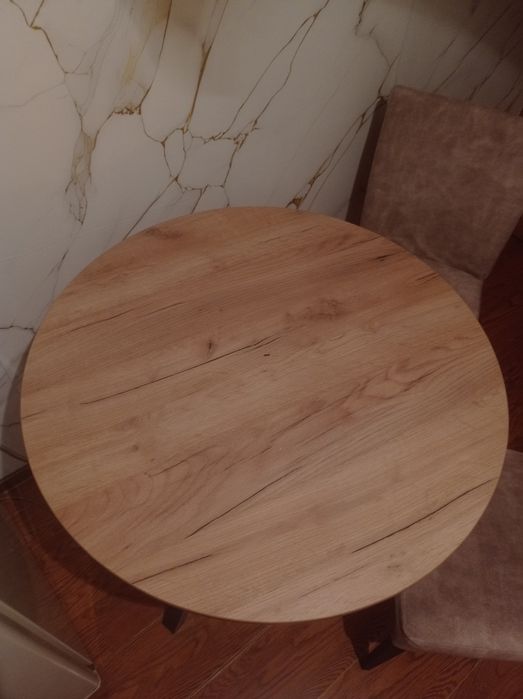 Круглый стол и два стула