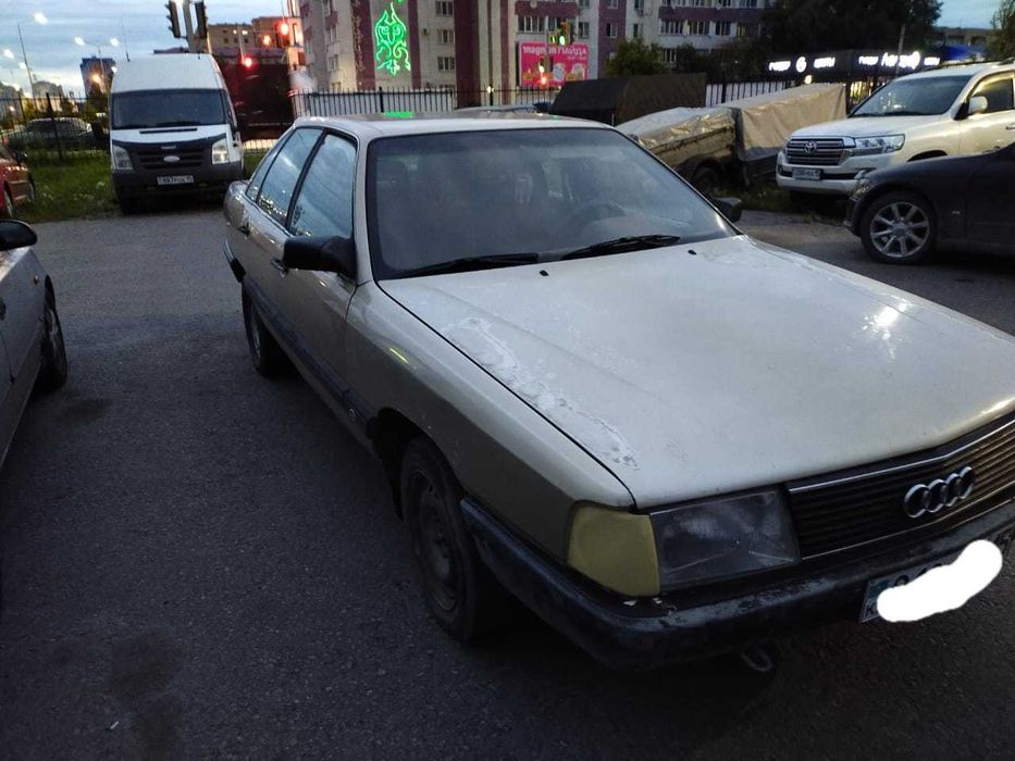 Audi 100 C3 седан (газ бензин)