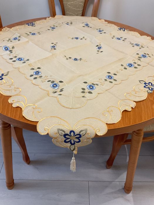 Изключително красиво каре, машинна цветна бродерия,