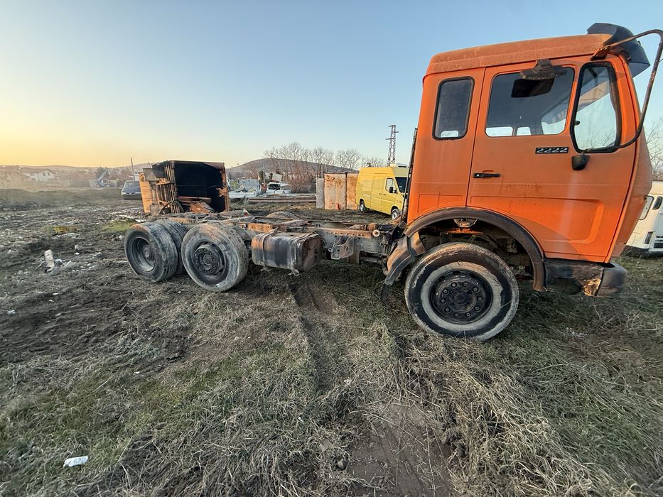 Камион мерцедес 2222 на части