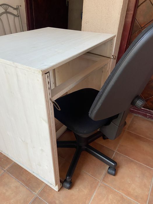 Vind urgent  trei birouri  noi unul de dimensiuni mici .,