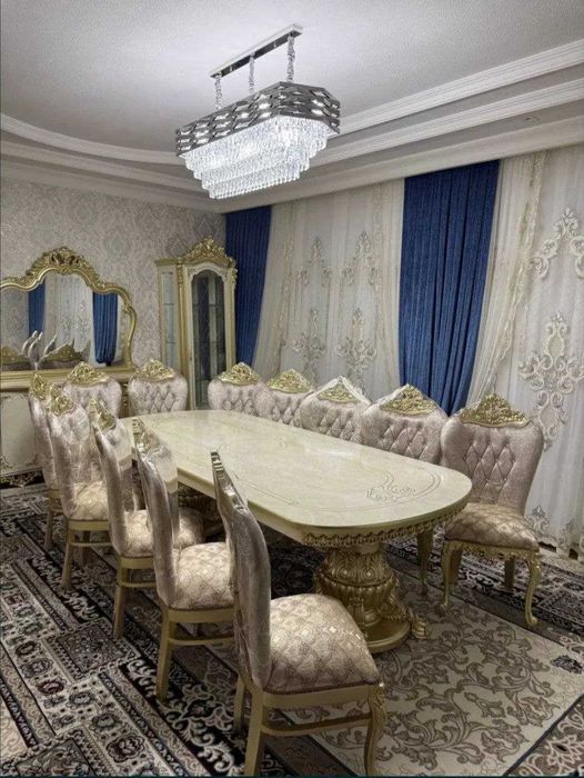 Продам мебель для зала стол со стульями.