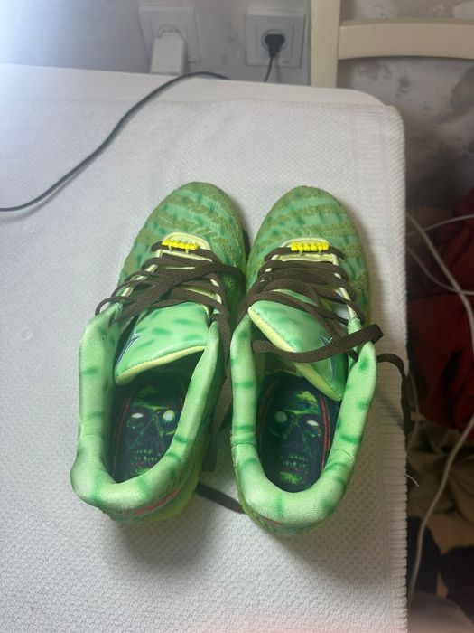 Стильные кроссовки