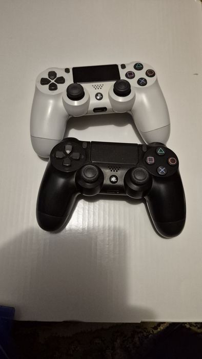 Vând PS 4 cu 1 tb memorie.